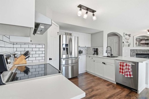 138 Somerglen Common Sw, Calgary, AB - Indoor Photo Showing Kitchen