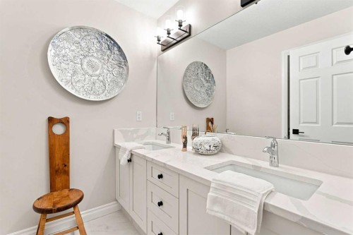 236 Hillcrest Drive Sw, Airdrie, AB - Indoor Photo Showing Bathroom