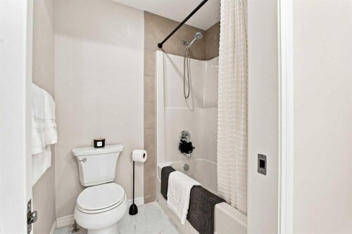 236 Hillcrest Drive Sw, Airdrie, AB - Indoor Photo Showing Bathroom
