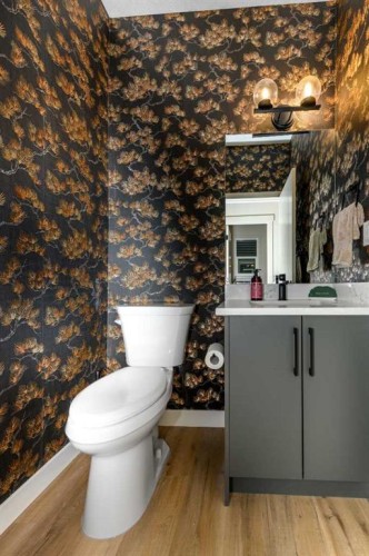 124 Heritage Boulevard, Cochrane, AB - Indoor Photo Showing Bathroom
