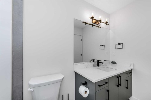 124 Heritage Boulevard, Cochrane, AB - Indoor Photo Showing Bathroom