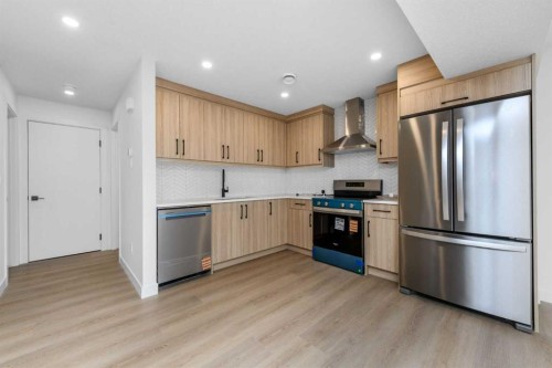 124 Heritage Boulevard, Cochrane, AB - Indoor Photo Showing Kitchen