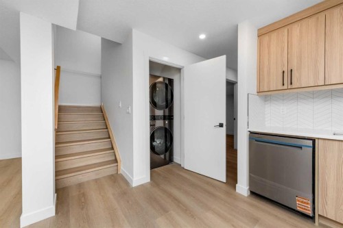 124 Heritage Boulevard, Cochrane, AB - Indoor Photo Showing Kitchen