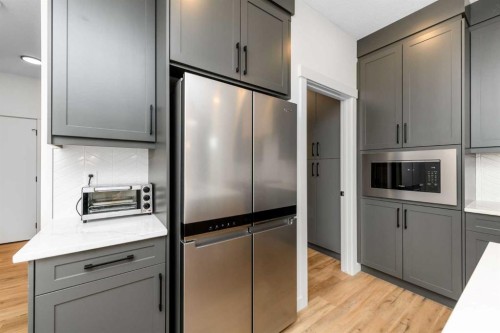 124 Heritage Boulevard, Cochrane, AB - Indoor Photo Showing Kitchen