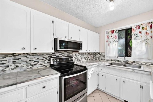 617 Whitewood Road Ne, Calgary, AB - Indoor Photo Showing Kitchen With Double Sink