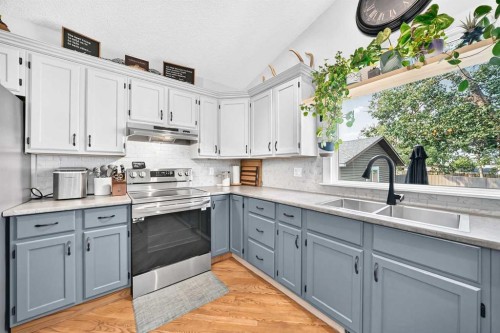 31 Taylor Way Se, Airdrie, AB - Indoor Photo Showing Kitchen