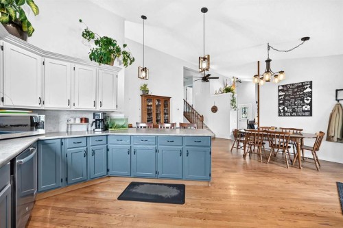 31 Taylor Way Se, Airdrie, AB - Indoor Photo Showing Kitchen