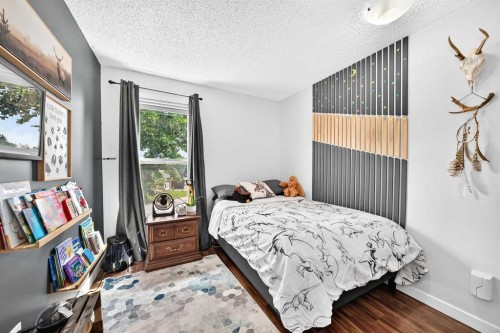 31 Taylor Way Se, Airdrie, AB - Indoor Photo Showing Bedroom