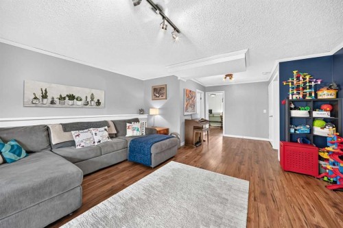 31 Taylor Way Se, Airdrie, AB - Indoor Photo Showing Living Room