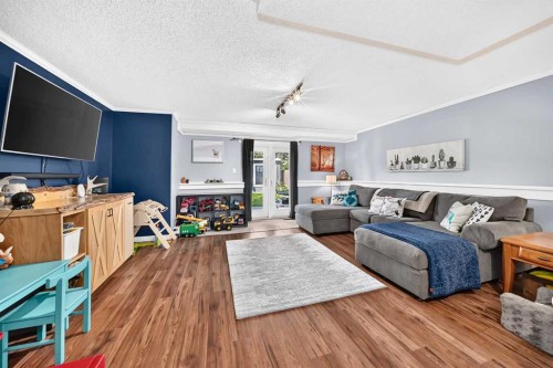 31 Taylor Way Se, Airdrie, AB - Indoor Photo Showing Living Room