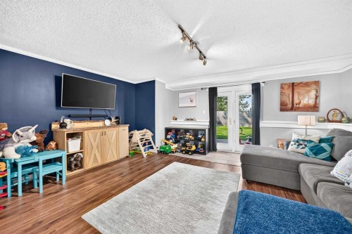 31 Taylor Way Se, Airdrie, AB - Indoor Photo Showing Living Room