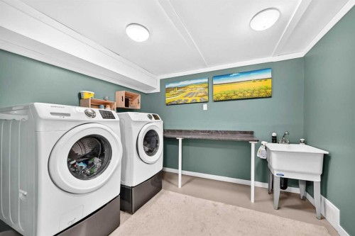 31 Taylor Way Se, Airdrie, AB - Indoor Photo Showing Laundry Room