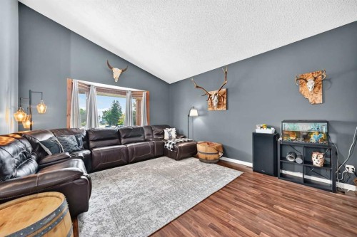 31 Taylor Way Se, Airdrie, AB - Indoor Photo Showing Living Room