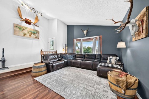 31 Taylor Way Se, Airdrie, AB - Indoor Photo Showing Living Room