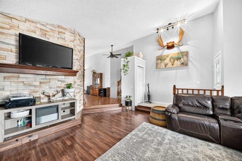 31 Taylor Way Se, Airdrie, AB - Indoor Photo Showing Living Room