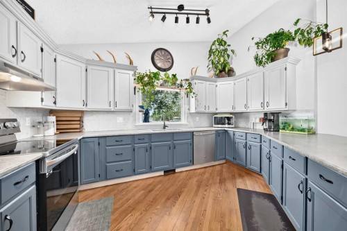 31 Taylor Way Se, Airdrie, AB - Indoor Photo Showing Kitchen