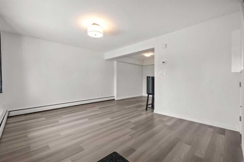 40-3809 45 Street Sw, Calgary, AB - Indoor Photo Showing Other Room