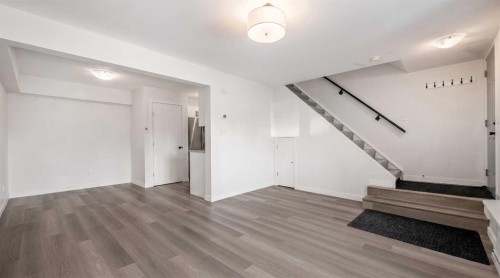 40-3809 45 Street Sw, Calgary, AB - Indoor Photo Showing Other Room