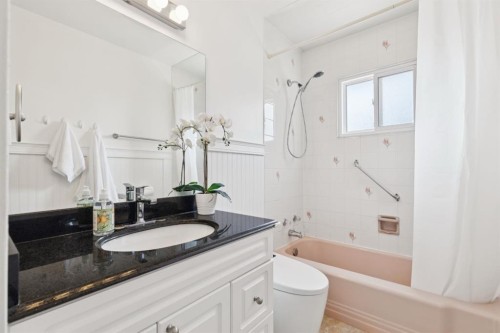 4927 10 Avenue Sw, Calgary, AB - Indoor Photo Showing Bathroom