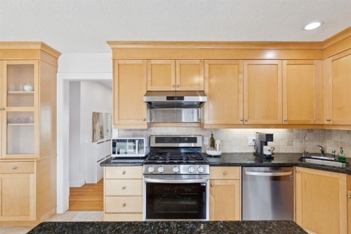 4927 10 Avenue Sw, Calgary, AB - Indoor Photo Showing Kitchen