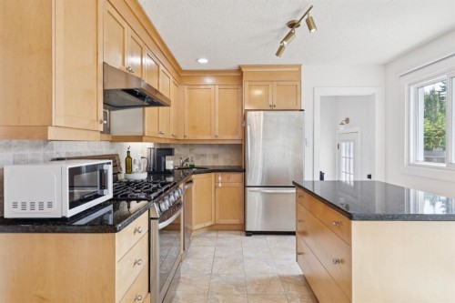 4927 10 Avenue Sw, Calgary, AB - Indoor Photo Showing Kitchen