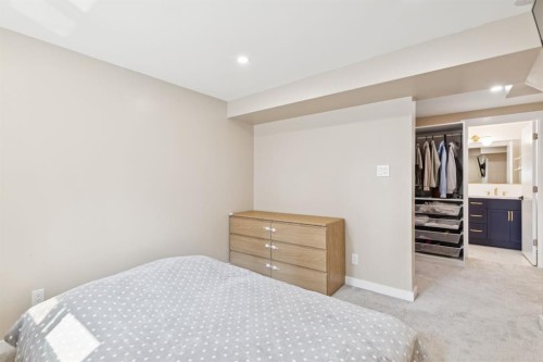 4927 10 Avenue Sw, Calgary, AB - Indoor Photo Showing Bedroom