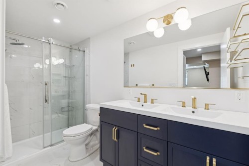 4927 10 Avenue Sw, Calgary, AB - Indoor Photo Showing Bathroom