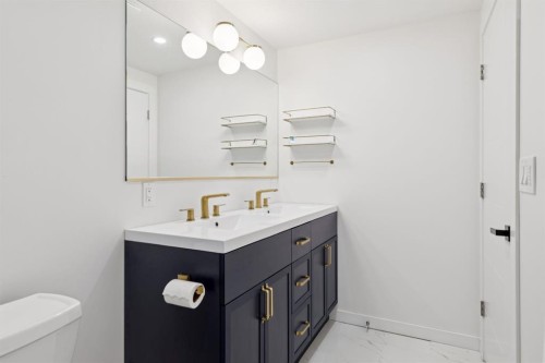 4927 10 Avenue Sw, Calgary, AB - Indoor Photo Showing Bathroom