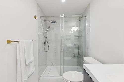4927 10 Avenue Sw, Calgary, AB - Indoor Photo Showing Bathroom