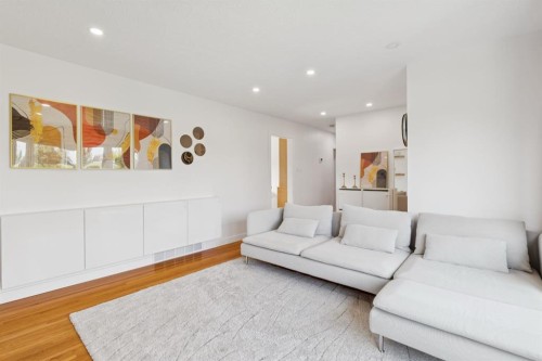 4927 10 Avenue Sw, Calgary, AB - Indoor Photo Showing Living Room