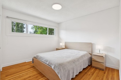 4927 10 Avenue Sw, Calgary, AB - Indoor Photo Showing Bedroom