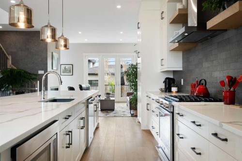1141 Renfrew Drive Ne, Calgary, AB - Indoor Photo Showing Kitchen With Upgraded Kitchen