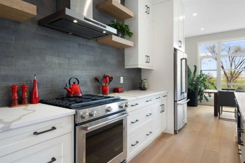 1141 Renfrew Drive Ne, Calgary, AB - Indoor Photo Showing Kitchen With Upgraded Kitchen