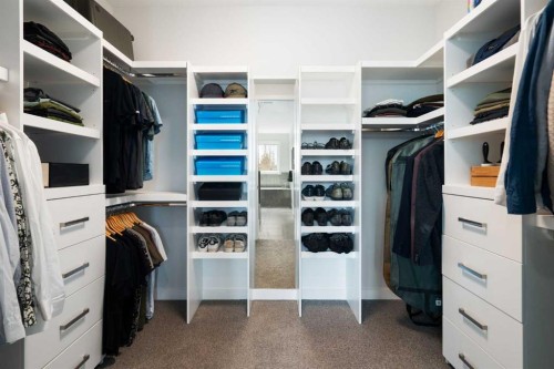 1141 Renfrew Drive Ne, Calgary, AB - Indoor With Storage