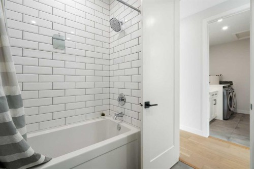 1141 Renfrew Drive Ne, Calgary, AB - Indoor Photo Showing Bathroom