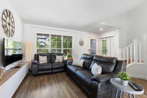 17 Auburn Bay View Se, Calgary, AB - Indoor Photo Showing Living Room