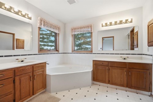 37 Edgeview Road Nw, Calgary, AB - Indoor Photo Showing Bathroom