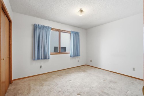 37 Edgeview Road Nw, Calgary, AB - Indoor Photo Showing Other Room