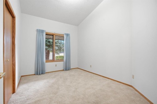 37 Edgeview Road Nw, Calgary, AB - Indoor Photo Showing Other Room