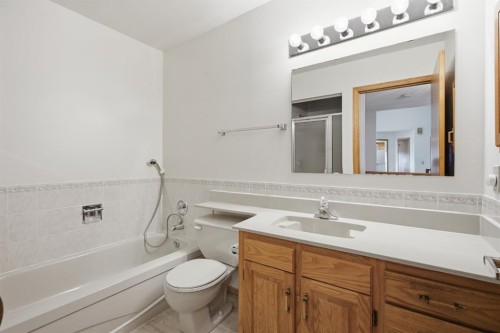 37 Edgeview Road Nw, Calgary, AB - Indoor Photo Showing Bathroom