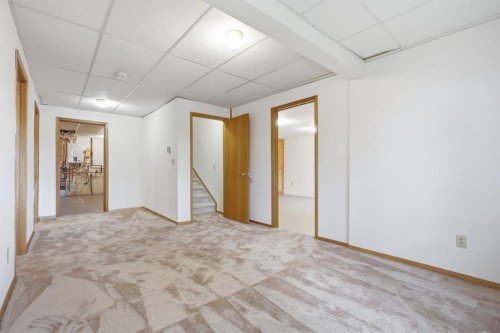 37 Edgeview Road Nw, Calgary, AB - Indoor Photo Showing Other Room