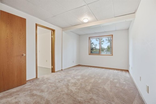 37 Edgeview Road Nw, Calgary, AB - Indoor Photo Showing Other Room