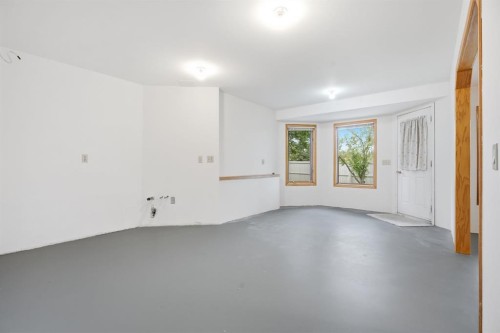 37 Edgeview Road Nw, Calgary, AB - Indoor Photo Showing Other Room