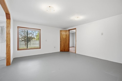 37 Edgeview Road Nw, Calgary, AB - Indoor Photo Showing Other Room