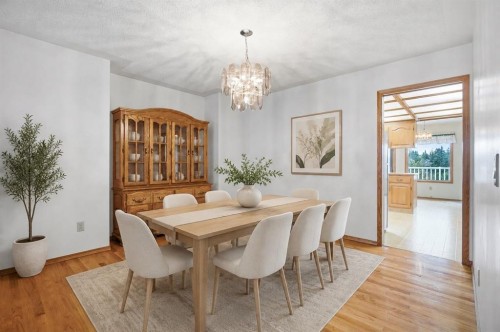 37 Edgeview Road Nw, Calgary, AB - Indoor Photo Showing Dining Room
