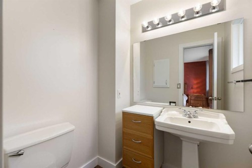 8419 Silver Springs Road Nw, Calgary, AB - Indoor Photo Showing Bathroom