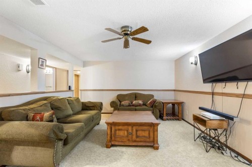 8419 Silver Springs Road Nw, Calgary, AB - Indoor Photo Showing Living Room