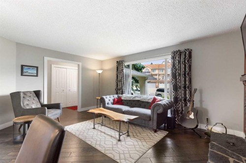 8419 Silver Springs Road Nw, Calgary, AB - Indoor Photo Showing Living Room