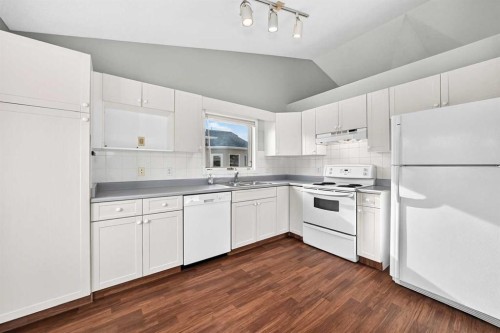 23 Sunlake Gardens Se, Calgary, AB - Indoor Photo Showing Kitchen