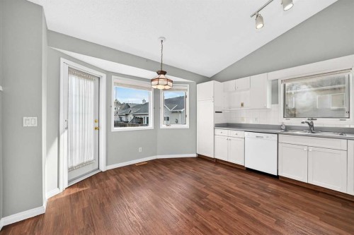 23 Sunlake Gardens Se, Calgary, AB - Indoor Photo Showing Kitchen